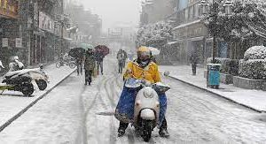 Heavy snowfall wreaks havoc in China