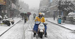 Heavy snowfall wreaks havoc in China